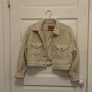 Levis’s Medium Crop Sherpa Jacket in Cream
